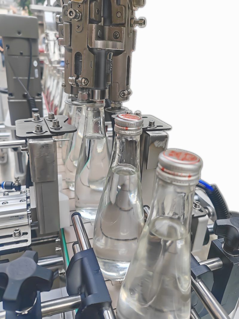 Automatic locking machine
