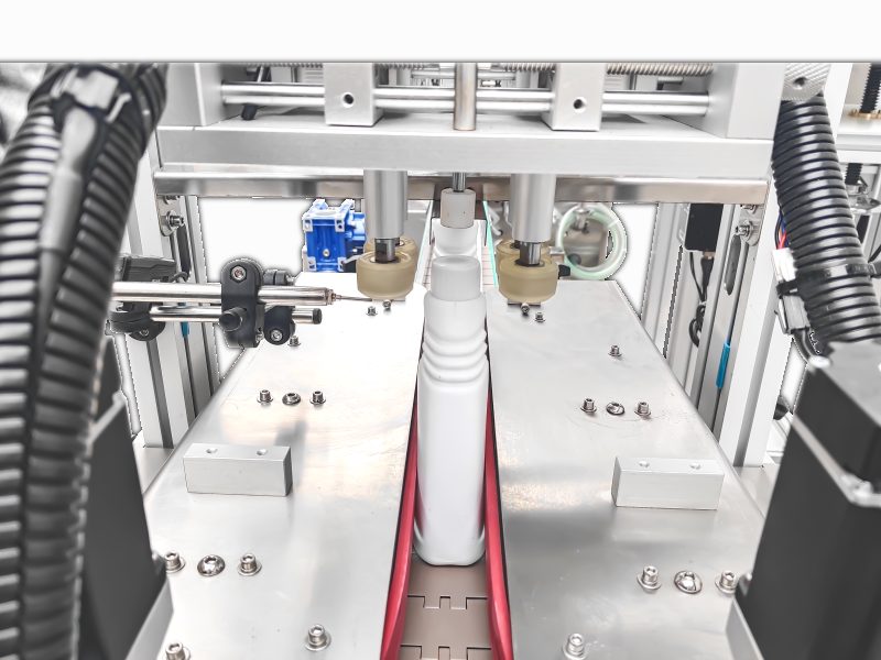 Automatic cap screwing mechanism
