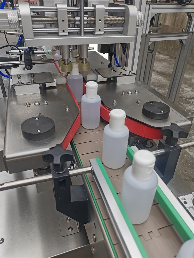 Automatic cap screwing mechanism
