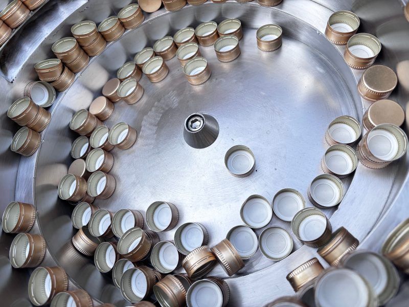 Vibration disc cover arranging machine