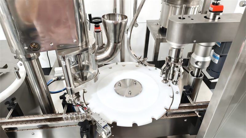 Single-head filling, capping and screwing